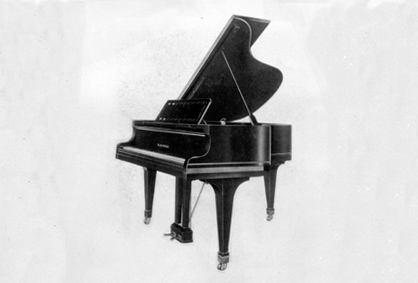 写真：グランドピアノの第1号
