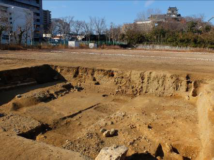 二の丸御殿の建物基礎と庭園
